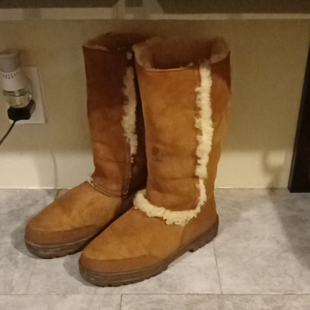 UGG boots size    7  w women